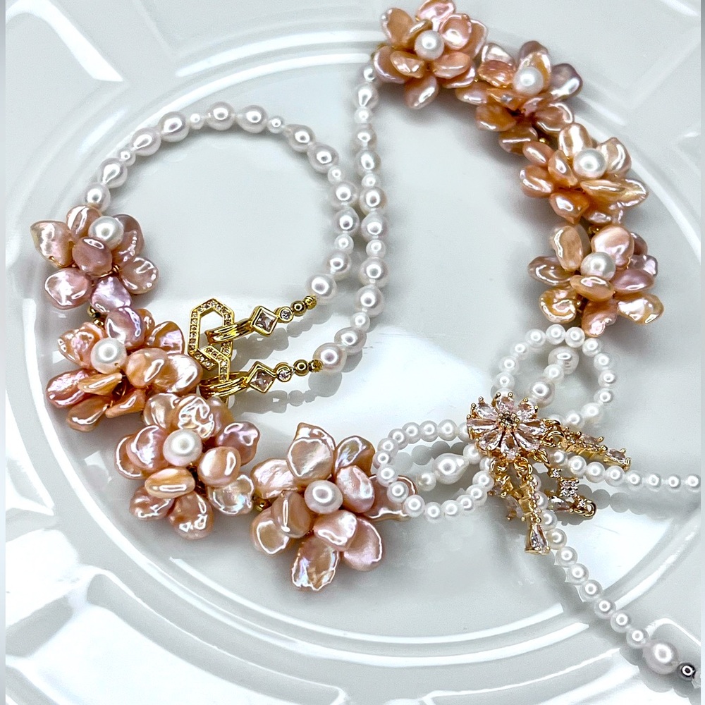 Handmade Premium Freshwater Keshi Pearl Flower 🌺 🎀 Crystal Gold Plated Necklace